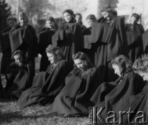 Ok. 1950, Pawłowice k. Sędziszowa, woj. kieleckie, Polska.
Studentki  ubrane w togi pozują do zdjęcia przed budynkiem Uniwersytetu Ludowego. UL został założony przez Waldemara Babinicza. Działał w latach 1945-1952. Zajęcia odbywały się w dawnym dworze szlacheckim należącym do rodziny Chwalibogów.
Fot. Jerzy Konrad Maciejewski, zbiory Ośrodka KARTA