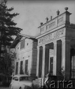 Ok. 1950, Pawłowice k. Sędziszowa, woj. kieleckie, Polska.
Dwór szlachecki z końca XIX wieku należący do rodziny Chwalibogów. Po zakończeniu II wojny światowej działał tu do 1952 r. założony przez Waldemara Babinicza Uniwersytet Ludowy. Na zdjęciu przy budynku stoi zaparkowany samochód.
Fot. Jerzy Konrad Maciejewski, zbiory Ośrodka KARTA
