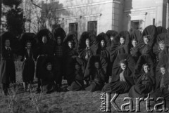 Ok. 1950, Pawłowice k. Sędziszowa, woj. kieleckie, Polska.
Absolwentki w togach pozują przed budynkiem Uniwersytetu Ludowego, działającego w latach 1945-1952. Został założony po II wojnie światowej przez Waldemara Babinicza. Zajęcia odbywały się w dawnym dworze szlacheckim rodziny Chwalibogów.
Fot. Jerzy Konrad Maciejewski, zbiory Ośrodka KARTA