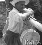 Lata 60. lub 70., Górecko Kościelne, woj. lubelskie, Polska.
Pan Olszewski, prezes spółki wodno-elektrycznej, która powstała w 1963 r. Celem spółki było wybudowanie małej elektrowni wodnej na rzece Szum. 
Fot. Jerzy Konrad Maciejewski, zbiory Ośrodka KARTA