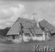 Lata 60. lub 70., Górecko Kościelne, woj. lubelskie, Polska.
Stara, opuszczona chata.
Fot. Jerzy Konrad Maciejewski, zbiory Ośrodka KARTA