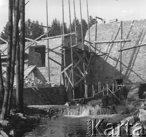 Lata 60. lub 70., Górecko Kościelne, woj. lubelskie, Polska.
Budowa zapory kamiennej na rzece Szum. Budowana z inicjatywy księdza proboszcza przez okolicznych mieszkańców w czynie społecznym.
Fot. Jerzy Konrad Maciejewski, zbiory Ośrodka KARTA