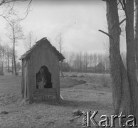 Lata 60. lub 70., Górecko Kościelne, woj. lubelskie, Polska.
Drewniana, przydrożna kaplica, w środku której stoi figura.
Fot. Jerzy Konrad Maciejewski, zbiory Ośrodka KARTA