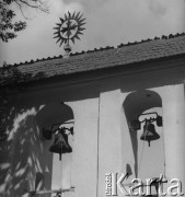 Lata 60. lub 70., Górecko Kościelne, woj. lubelskie, Polska.
Murowana dzwonnica przy XVIII-wiecznym drewnianym kościele św. Stanisława Biskupa.
Fot. Jerzy Konrad Maciejewski, zbiory Ośrodka KARTA