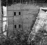 Lata 60. lub 70., Górecko Kościelne, woj. lubelskie, Polska.
Budowa kamiennej zapory wodnej na rzece Szum. Budowana z inicjatywy księdza proboszcza przez okolicznych mieszkańców w czynie społecznym.
Fot. Jerzy Konrad Maciejewski, zbiory Ośrodka KARTA