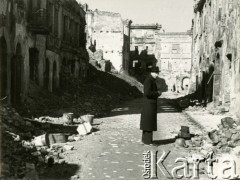 1947, Warszawa, Polska.
Mężczyzna pozuje na tle zniszczonych budynków.  
Fot. Jerzy Konrad Maciejewski, zbiory Ośrodka KARTA