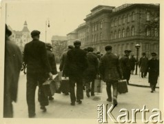 Przed 1939, Warszawa, Polska.
Poborowi do Wojska Polskiego idą z walizkami przez Plac Napoleona. 
Fot. Jerzy Konrad Maciejewski, zbiory Ośrodka KARTA