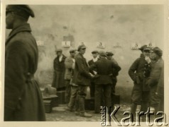 Przed 1939, Warszawa, Polska.
Zbiórka poborowych do Wojska Polskiego na dziedzińcu koszar w Cytadeli.
Fot. Jerzy Konrad Maciejewski, zbiory Ośrodka KARTA