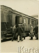 Przed 1939, Warszawa, Polska.
Zwolnieni do cywila mężczyźni wracają do domów pociągiem odjeżdżającym z Dworca Gdańskiego.
Fot. Jerzy Konrad Maciejewski, zbiory Ośrodka KARTA