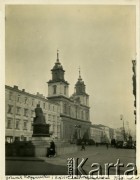 1933, Warszawa, Polska.
Krakowskie Przedmieście. Widok na kościół św. Krzyża oraz stojący w jego sąsiedztwie pomnik Mikołaja Kopernika dłuta duńskiego rzeźbiarza Bertela Thorvaldsena.
Fot. Jerzy Konrad Maciejewski, zbiory Ośrodka KARTA