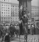 Lipiec 1964, Warszawa, Polska.
Chłopcy stoją na drabinie i przyglądają się pochodowi na ulicy z okazji Narodowego Święta Odrodzenia Polski, obchodzonego 22 lipca.
Fot. Jerzy Konrad Maciejewski, zbiory Ośrodka KARTA