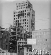 Po 1947, Warszawa, Polska.
Zniszczony w Powstaniu Warszawskim wieżowiec Towarzystwa Ubezpieczeniowego Prudential przy Placu Napoleona.
Fot. Jerzy Konrad Maciejewski, zbiory Ośrodka KARTA