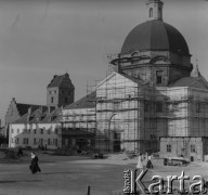 Po 1950, Warszawa, Polska.
Obudowa Kościoła św. Kazimierza na Rynku Nowego Miasta. Kościół był częścią zespołu klasztornego sióstr benedyktynek sakramentek. Zniszczony w znacznym stopniu podczas Powstania Warszawskiego. Biuro Odbudowy Stolicy rozpoczęło prace budowlane przy świątyni w 1949 r.
Fot. Jerzy Konrad Maciejewski, zbiory Ośrodka KARTA