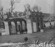 Po 1945, Warszawa, Polska.
Ocalałe ze zniszczeń wojennych trzy fragmenty arkad Grobu Nieznanego Żołnierza na Placu Zwycięstwa (Plac Józefa Piłsudskiego). Decyzję o odbudowie pomnika podjęło dowództwo ludowego Wojska Polskiego.
Fot. Jerzy Konrad Maciejewski, zbiory Ośrodka KARTA