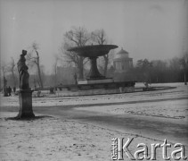 Po 1945, Warszawa, Polska.
Fontanna Wielka w Ogrodzie Saskim. Obok fontanny stoi jedna z 21 barokowych rzeźb muz i cnót. W głębi widoczny XIX-wieczny budynek wodozbioru, wzniesiony w zachodniej części Ogrodu. 
Fot. Jerzy Konrad Maciejewski, zbiory Ośrodka KARTA