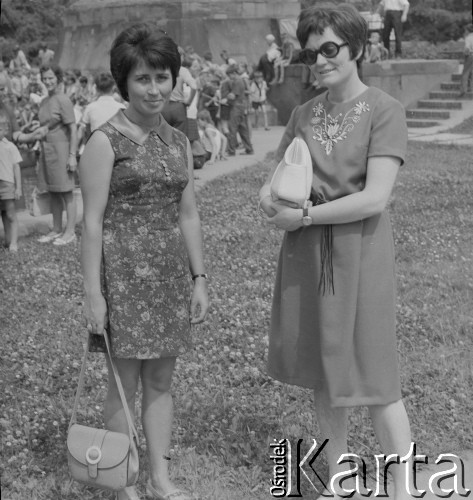 1971, Warszawa, Polska.
Nastia z Rumunii (po lewej) i Izabela Szczepanowska ze Świętochłowic podczas koncertu chopinowskiego w Łazienkach Królewskich.
Fot. Jerzy Konrad Maciejewski, zbiory Ośrodka KARTA