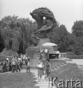 1971, Warszawa, Polska.
Izabela Szczepanowska ze Świętochłowic (z lewej) i Nastia z Rumunii podczas koncertu chopinowskiego w Łazienkach Królewskich. Na zdjęciu pozują na tle pomnika Fryderyka Chopina autorstwa rzeźbiarza i malarza Wacława Szymanowskiego.
Fot. Jerzy Konrad Maciejewski, zbiory Ośrodka KARTA