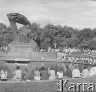 1971, Warszawa, Polska.
Mieszkańcy słuchają pianistki grającej na fortepianie pod pomnikiem Fryderyka Chopina w Łazienkach Królewskich. 
Fot. Jerzy Konrad Maciejewski, zbiory Ośrodka KARTA