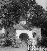 Prawdopodobnie 1971, Warszawa, Polska.
Jerzy Konrad Maciejewski pozuje na tle kaplicy.
Fot. NN, kolekcja Jerzego Konrada Maciejewskiego, zbiory Ośrodka KARTA