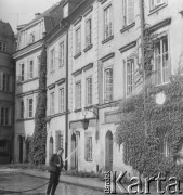 1969, Warszawa, Polska.
Mężczyzna podlewa bluszcz rosnący na kamienicach przy ul. Kanonia na Starym Mieście. Cała zabudowa ulicy spłonęła podczas Powstania Warszawskiego. Odbudowano ją w latach 1958-1960. 
Fot. Jerzy Konrad Maciejewski, zbiory Ośrodka KARTA