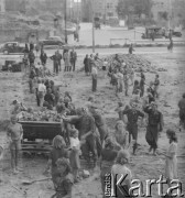 Po 1945, Warszawa, Polska.
Młodzież oraz prawdopodobnie członkowie organizacji Służba Polsce podczas odgruzowywania miasta. 
Fot. Jerzy Konrad Maciejewski, zbiory Ośrodka KARTA