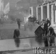 Po 1945, Warszawa, Polska.
Robotnicy kładą asfalt na kamiennym bruku na ulicy Chmielnej. 
Fot. Jerzy Konrad Maciejewski, zbiory Ośrodka KARTA