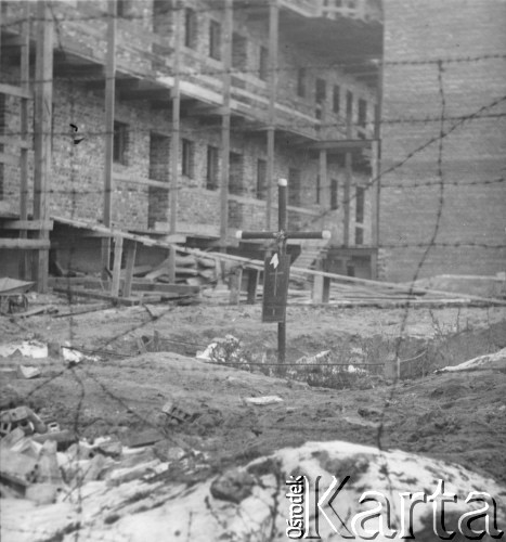 Po 1945, Warszawa, Polska.
Prawdopodobnie powstańcza mogiła na terenie budowy. 
Fot. Jerzy Konrad Maciejewski, zbiory Ośrodka KARTA