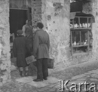 1947, Warszawa, Polska.
Stoisko gołębiarzy w ruinach budynku przy dawnym Placu Kercelego. W związku z rozpoczętą w 1947 r. budową trasy W-Z przedwojenne targowisko na Kercelaku przestało istnieć.
Fot. Jerzy Konrad Maciejewski, zbiory Ośrodka KARTA