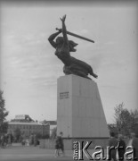 Po 1964, Warszawa, Polska.
Pomnik Bohaterów Warszawy autorstwa rzeźbiarza Mariana Koniecznego. Został odsłonięty 20 lipca 1964 roku na Placu Teatralnym. Pomnik przedstawia boginię zwycięstwa Nike. Na cokole umieszczono napis: 