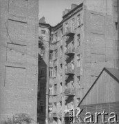 Po 1945, Warszawa, Polska.
Widok na podwórze - studnię w czynszowej kamienicy widziany od ul. Kopernika obok Teatru Polskiego. 
Fot. Jerzy Konrad Maciejewski, zbiory Ośrodka KARTA