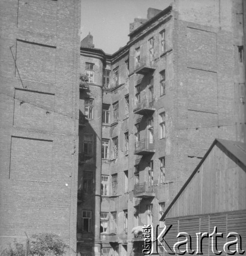 Po 1945, Warszawa, Polska.
Widok na podwórze - studnię w czynszowej kamienicy widziany od ul. Kopernika obok Teatru Polskiego. 
Fot. Jerzy Konrad Maciejewski, zbiory Ośrodka KARTA