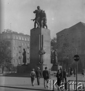 Po 1945, Warszawa, Polska.
Pomnik Braterstwa Broni na Placu Wileńskim na Pradze przy gmachu Dyrekcji Kolei Państwowych. Został wzniesiony w 1945 r. przez polskich i rosyjskich artystów jako wyraz hołdu dla żołnierzy Armii Krajowej, którzy zginęli na ziemiach polskich podczas II wojny światowej.
Fot. Jerzy Konrad Maciejewski, zbiory Ośrodka KARTA