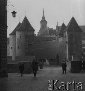 Po 1954, Warszawa, Polska.
Odrestaurowany w latach 1952-1954 barbakan łączący Stare i Nowe Miasto. 
Fot. Jerzy Konrad Maciejewski, zbiory Ośrodka KARTA