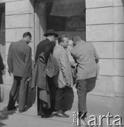 Po 1948, Warszawa, Polska.
Mężczyźni czytają gazetkę ścienną na wystawie Zakładu Osiedli Robotniczych przy Nowym Świecie.
Fot. Jerzy Konrad Maciejewski, zbiory Ośrodka KARTA