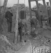 Wiosna 1951, Warszawa, Polska.
Robotnicy dokonują próbnych wierceń pod budowę metra przy ul. Bohaterów Getta.
Fot. Jerzy Konrad Maciejewski, zbiory Ośrodka KARTA