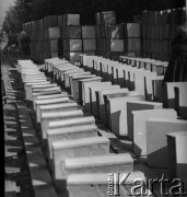 1949, Warszawa, Polska.
Dzielnica Koło. Robotnicy z fabryki półfabrykatów suszą płyty z pianobetonu potrzebne do budowy nowych budynków.
Fot. Jerzy Konrad Maciejewski, zbiory Ośrodka KARTA