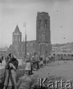 Kwiecień 1948, Warszawa, Polska.
Mieszkańcy przekopują ziemię na Placu Narutowicza. W głębi widoczny kościół Niepokalanego Poczęcia Najświętszej Maryi Panny.
Fot. Jerzy Konrad Maciejewski, zbiory Ośrodka KARTA