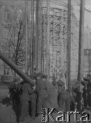 Po 1945, Warszawa, Polska.
Członkowie organizacji Służba Polsce ustawiają drewniane słupy na budowie. W głębi widać remont elewacji budynku.
Fot. Jerzy Konrad Maciejewski, zbiory Ośrodka KARTA