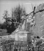 Po 1945, Warszawa, Polska.
Stojąca wśród gruzów figura Matki Boskiej.
Fot. Jerzy Konrad Maciejewski, zbiory Ośrodka KARTA