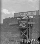 20.05.1950, Warszawa, Polska.
Transparenty propagandowe informujące o miejscu pracy brygady robotników Józefa Czajki ze Społecznego Towarzystwa Budowlanego na Mokotowie.
Fot. Jerzy Konrad Maciejewski, zbiory Ośrodka KARTA