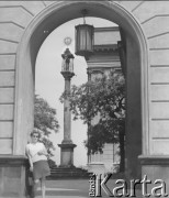 1969, Warszawa, Polska.
Kobieta pozuje na tle figury św. Anny znajdującej się na lewo od kościoła św. Anny (kościoła Bernardynów) na Krakowskim Przedmieściu.
Fot. Jerzy Konrad Maciejewski, zbiory Ośrodka KARTA