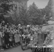 22.07.1959, Warszawa, Polska.
I sekretarz KC KPZR Nikita Chruszczow (w samochodzie, w białym kapeluszu) wita się z mieszkańcami stolicy, stojącymi na trasie przejazdu delegacji radzieckiej.
Fot. Jerzy Konrad Maciejewski, zbiory Ośrodka KARTA