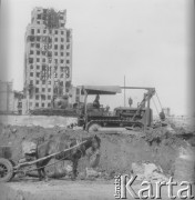 Po 1947, Warszawa, Polska.
Zniszczony w Powstaniu Warszawskim budynek Towarzystwa Ubezpieczeniowego Prudential na Placu Napoleona. Wokół trwa przygotowywanie terenu pod budowę siedziby Narodowego Banku Polskiego.
Fot. Jerzy Konrad Maciejewski, zbiory Ośrodka KARTA