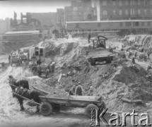 Po 1945, Warszawa, Polska.
Robotnicy i mieszkańcy odgruzowywują miasto.
Fot. Jerzy Konrad Maciejewski, zbiory Ośrodka KARTA
