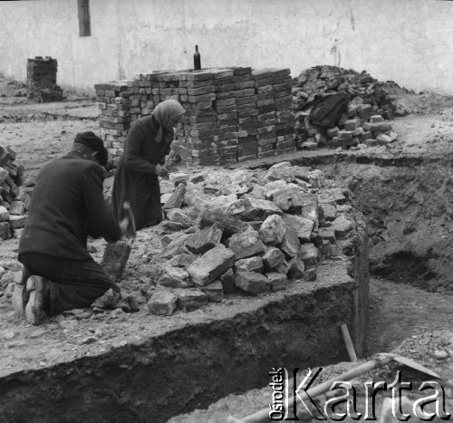 Po 1945, Warszawa, Polska.
Kobieta i mężczyzna podczas pracy na gruzowisku.
Fot. Jerzy Konrad Maciejewski, zbiory Ośrodka KARTA