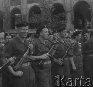 Po 1945, Warszawa, Polska.
Prawdopodobnie członkowie organizacji Służba Polsce biorą udział w uroczystości z okazji 22 Lipca, czyli Narodowego Święta Odrodzenia Polski. W PRL-u było to najważniejsze święto państwowe obchodzone na pamiątkę rocznicy ogłoszenia Manifestu Polskiego Komitetu Wyzwolenia Narodowego w 1944 r.
Fot. Jerzy Konrad Maciejewski, zbiory Ośrodka KARTA