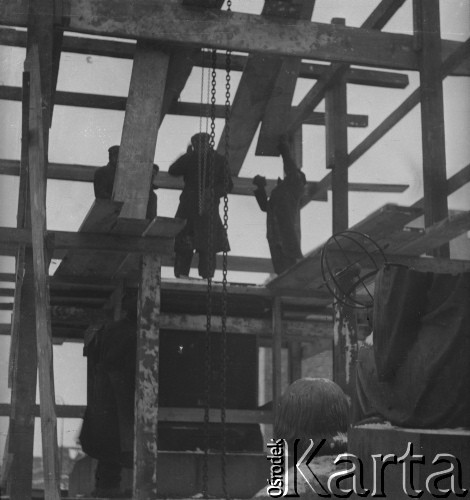 1945, Warszawa, Polska.
Robotnicy ustawiają przed pałacem Staszica zniszczony pomnik Mikołaja Kopernika dłuta duńskiego rzeźbiarza Bertela Thorvaldsena, odnaleziony w 1945 r. na złomowisku w miejscowości Hajduki koło Nysy. 
Fot. Jerzy Konrad Maciejewski, zbiory Ośrodka KARTA
