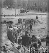 Po 1945, Warszawa, Polska.
Młodzież oraz prawdopodobnie członkowie organizacji Służba Polsce podczas pracy przy odgruzowywaniu miasta. 
Fot. Jerzy Konrad Maciejewski, zbiory Ośrodka KARTA