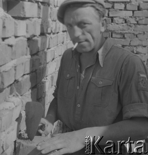 1950-1952, Warszawa, Polska.
Robotnik układa ścianę z cegieł w nowo budowanym budynku należącym do Marszałkowskiej Dzielnicy Mieszkaniowej (MDM). 
Fot. Jerzy Konrad Maciejewski, zbiory Ośrodka KARTA