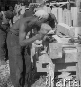 1950-1952, Warszawa, Polska.
Robotnicy podczas pracy na budowie Marszałkowskiej Dzielnicy Mieszkaniowej (MDM).
Fot. Jerzy Konrad Maciejewski, zbiory Ośrodka KARTA